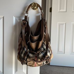 Burberry shoulder bag.